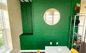 Modern 1-Bedroom Apt Downtown Free Parking Gym